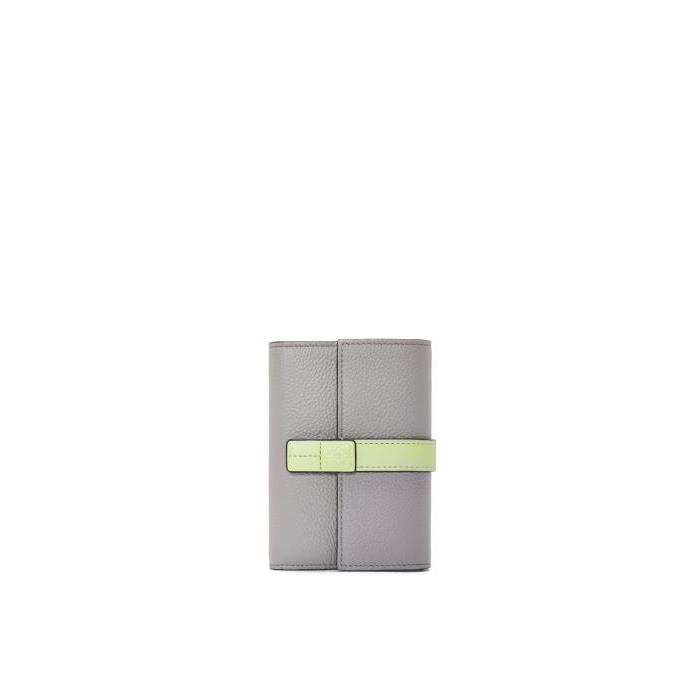 로에베 여성 반지갑 Small vertical wallet in soft grained calfskin Pearl Grey/Light Pale Green C660S86X01-8694이끌라로에베