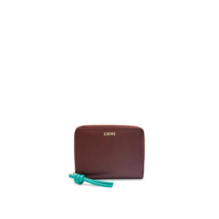 로에베 여성 반지갑 Knot compact zip wallet in shiny nappa calfskin Burgundy/Emerald CEM1CWZX01-6894이끌라로에베