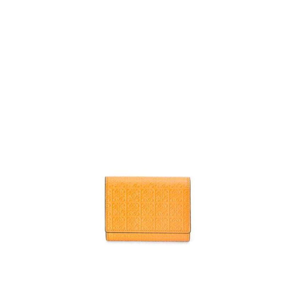 로에베 여성 반지갑 Repeat trifold wallet in embossed calfskin Mandarin C499TR2X01이끌라로에베