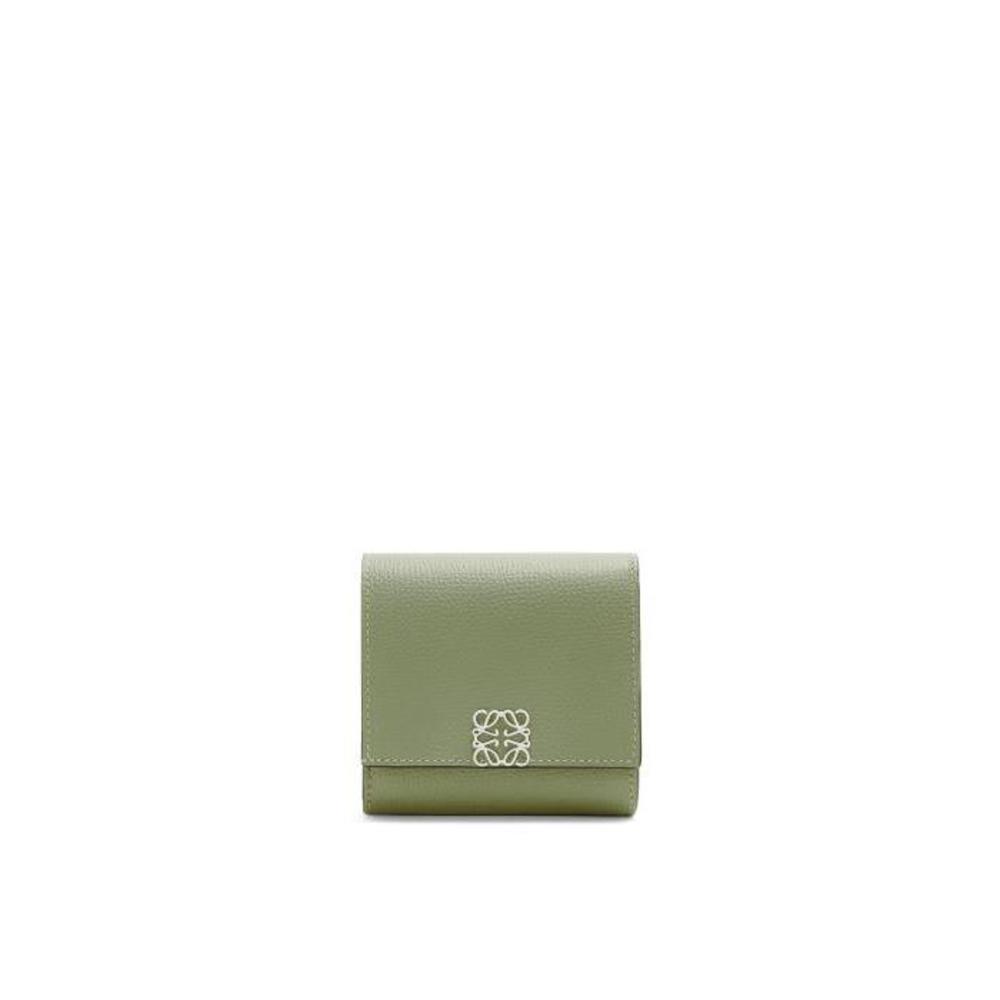 로에베 여성 반지갑 Anagram compact flap wallet in pebble grain calfskin Rosemary C821L57X01이끌라로에베