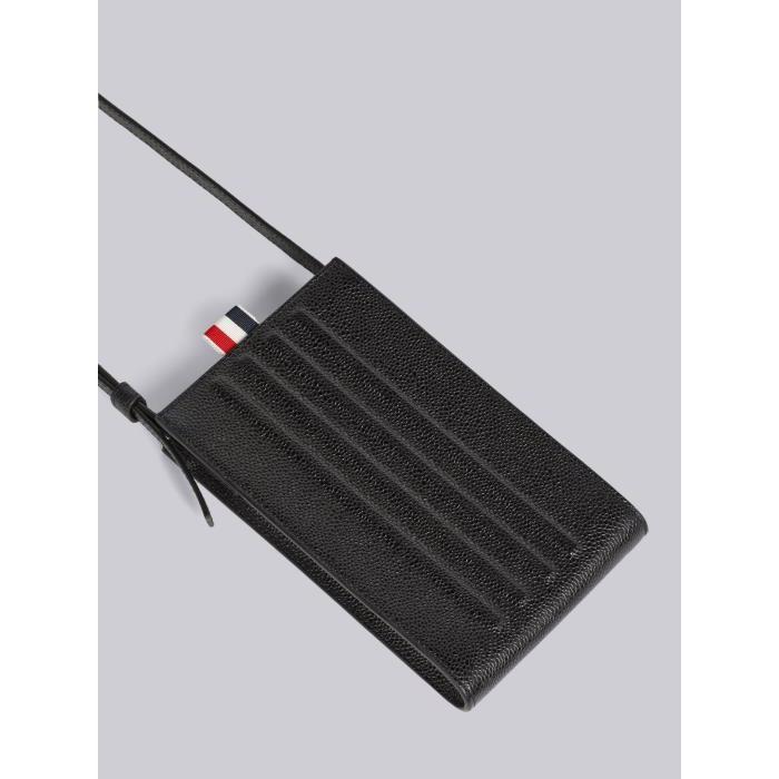톰브라운 남성 숄더백 크로스백 MAC144A-00198-001 Black Pebble Grain Leather Debossed 4 Bar Crossbody Phone Holder이끌라톰브라운