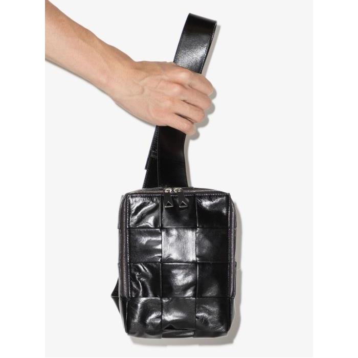 보테가베네타 남성 클러치 black Cassette mini Intreccio leather crossbody bag 18033913_701366VCQ72이끌라보테가베네타