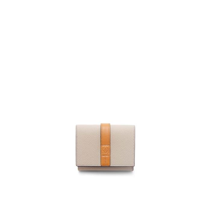 로에베 여성 반지갑 Trifold wallet in soft grained calfskin Light Oat/Honey C660TR2X01-2463이끌라로에베