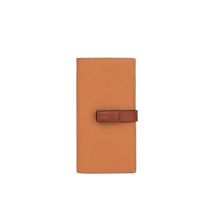로에베 여성 지갑 Large vertical wallet in grained calfskin Light Caramel/Pecan C660S40X01-3639이끌라로에베