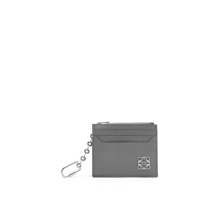 로에베 여성 카드지갑 Anagram square cardholder in pebble grain calfskin with chain Asphalt Grey C821R89X01-1640이끌라로에베