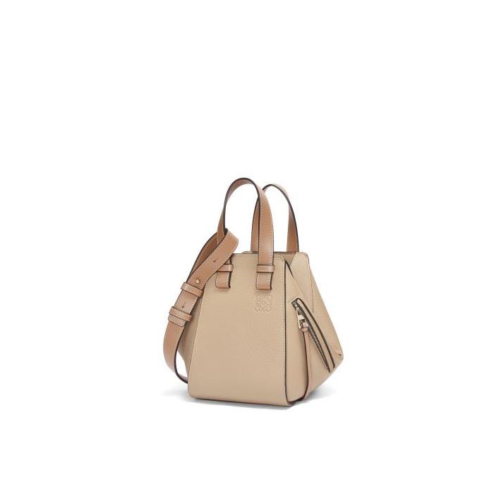 로에베 여성 숄더백 크로스백 Compact Hammock bag in soft grained calfskin Sand A538H13X03-2150이끌라로에베