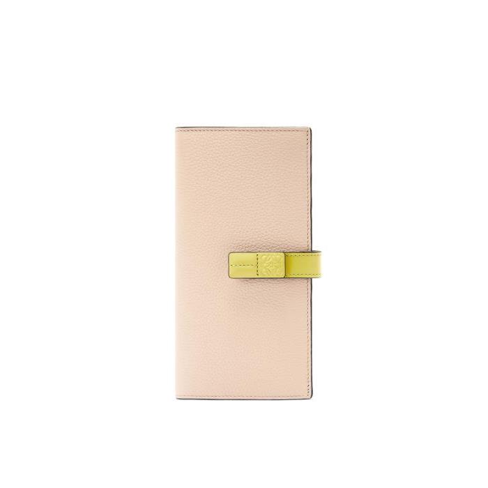 로에베 여성 지갑 Large vertical wallet in grained calfskin Nude/Citronelle C660S40X01-1851이끌라로에베