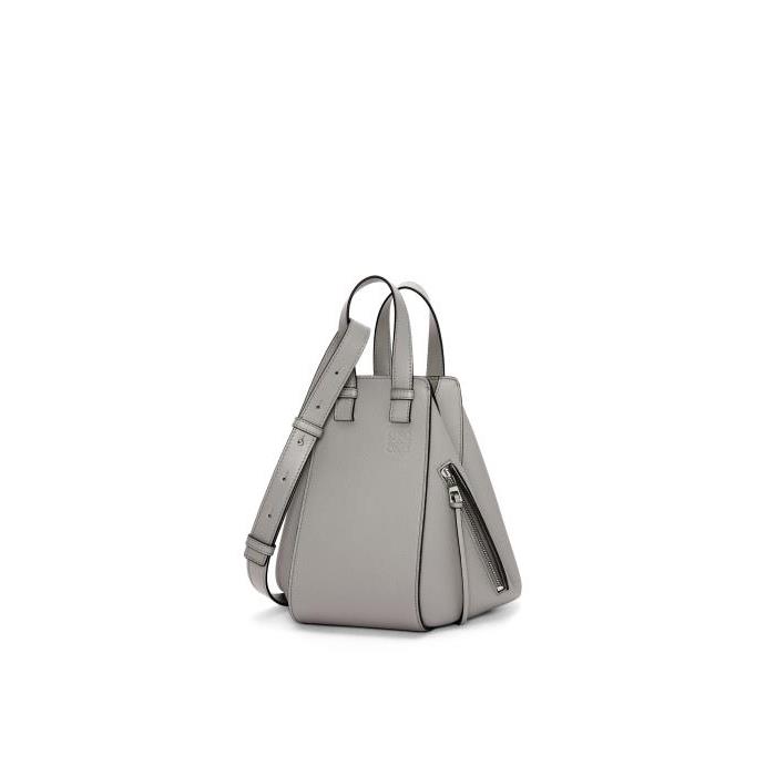 로에베 여성 숄더백 크로스백 Small Hammock bag in soft grained calfskin Pearl Grey A538S35X51-1150이끌라로에베