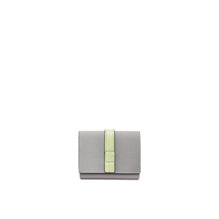 로에베 여성 반지갑 Trifold wallet in soft grained calfskin Pearl Grey/Light Pale Green C660TR2X01-8694이끌라로에베
