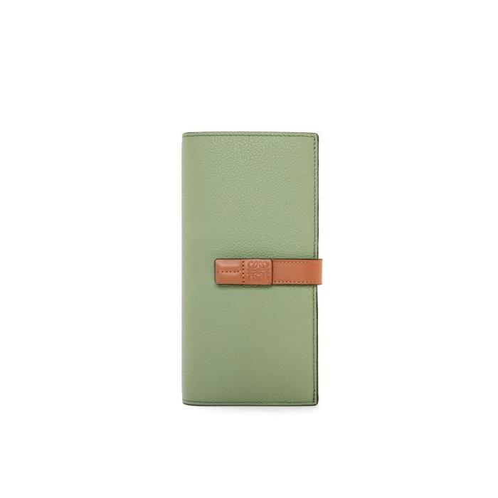 로에베 여성 지갑 Large vertical wallet in grained calfskin Rosemary/Tan C660S40X01-6465이끌라로에베