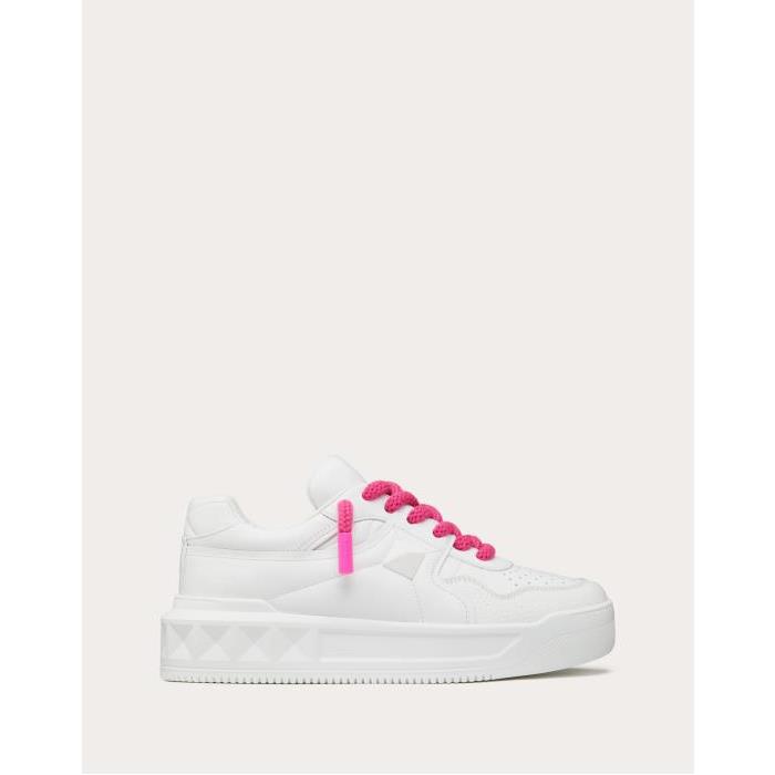 발렌티노 남성 스니커즈 운동화 One Stud Xl Nappa Leather Low top Sneaker for Man in White/pink Pp | Valentino GB YS0G37XTM_KF6이끌라발렌티노