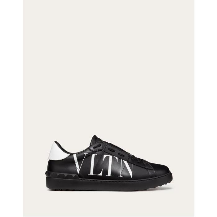 발렌티노 남성 스니커즈 운동화 Open Sneaker With Vltn Print for Man in Black/white | Valentino GB YS0830XZU_0NI이끌라발렌티노