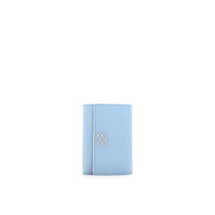 로에베 여성 반지갑 Anagram small vertical wallet in pebble grain calfskin Dusty Blue C821S33X01-5265이끌라로에베