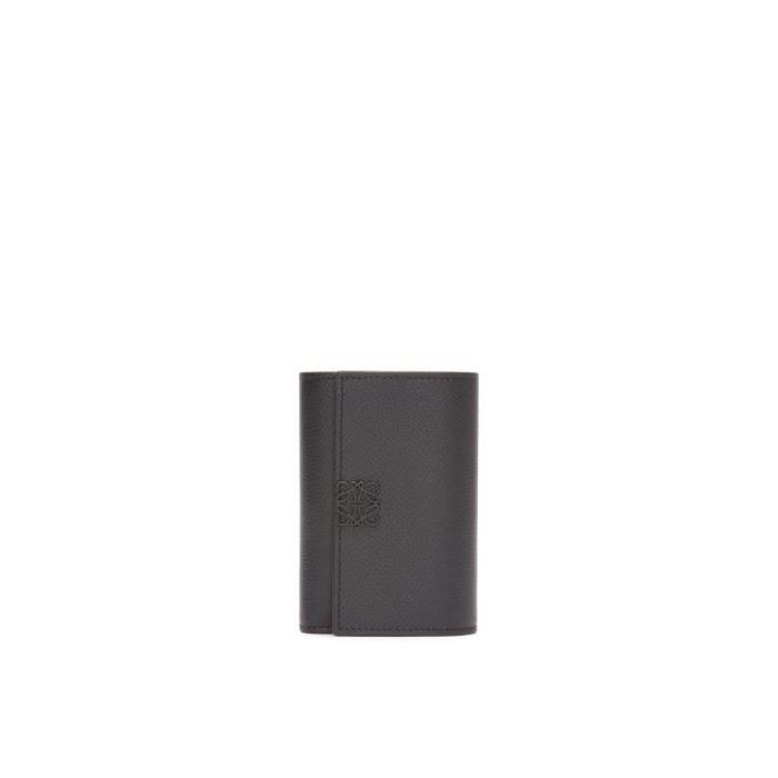 로에베 여성 반지갑 Anagram small vertical wallet in pebble grain calfskin Black C821S33X05-1100이끌라로에베