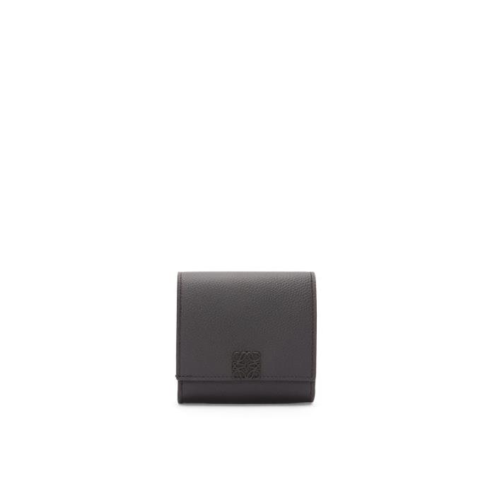 로에베 여성 반지갑 Anagram compact flap wallet in pebble grain calfskin Black C821L57X03-1100이끌라로에베