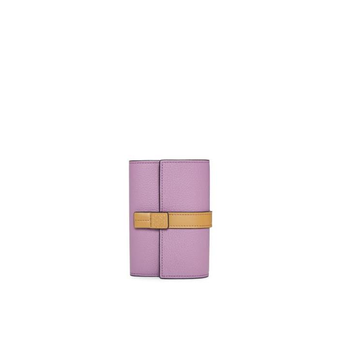 로에베 여성 반지갑 Small vertical wallet in soft grained calfskin Guimauve/Gold C660S86X01-0626이끌라로에베