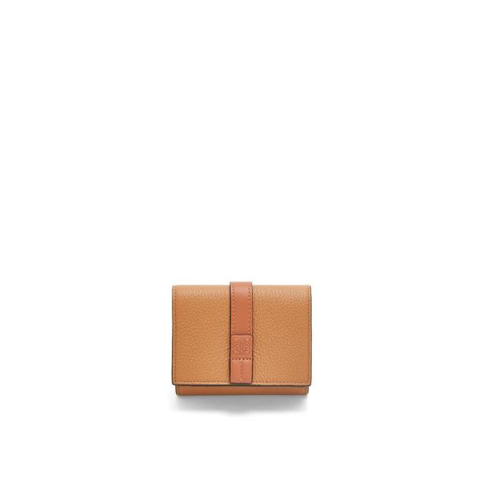 로에베 여성 반지갑 Trifold wallet in soft grained calfskin Toffee/Tan C660TR2X01-0608이끌라로에베