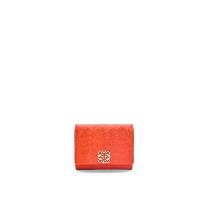 로에베 여성 반지갑 Anagram trifold wallet in pebble grain calfskin Sunrise Orange C821TR2X02-5557이끌라로에베