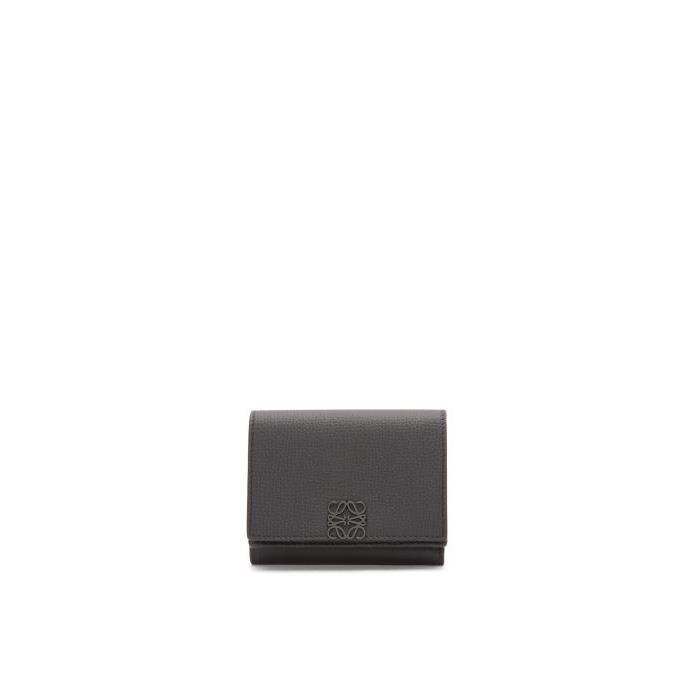 로에베 여성 반지갑 Anagram trifold wallet in pebble grain calfskin Black C821TR2X09-1100이끌라로에베