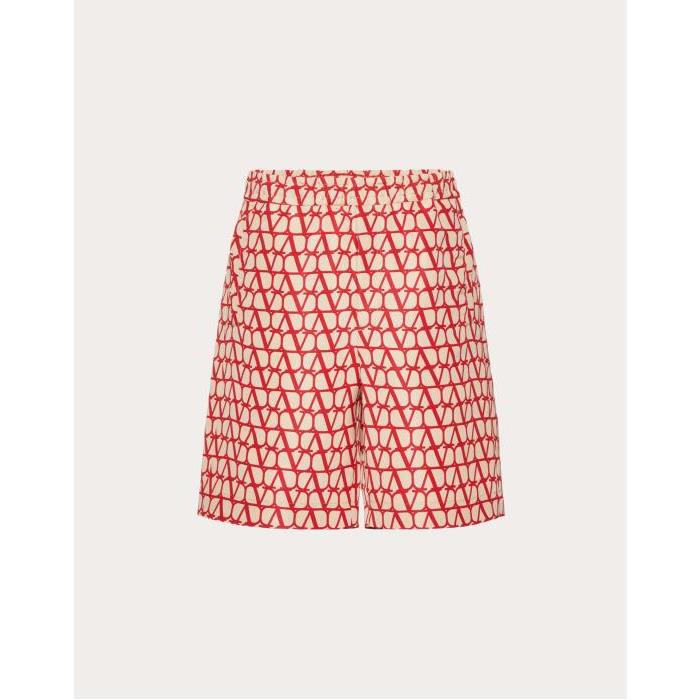발렌티노 남성 바지 데님 All over Toile Iconographe Print Silk Faille Bermuda Shorts for Man in Beige/red | Valentino GB VRDK219D0_MYV이끌라발렌티노