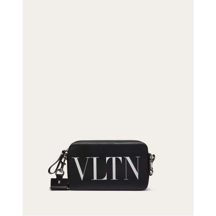 발렌티노 남성 숄더백 크로스백 Vltn Leather Crossbody Bag for Man in Black | Valentino GB YB0704WJW_0NI이끌라발렌티노