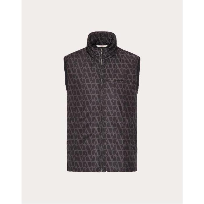 발렌티노 남성 아우터 Nylon Vest With Toile Iconographe Print for Man in Black | Valentino GB VCQA259G3_MXM이끌라발렌티노