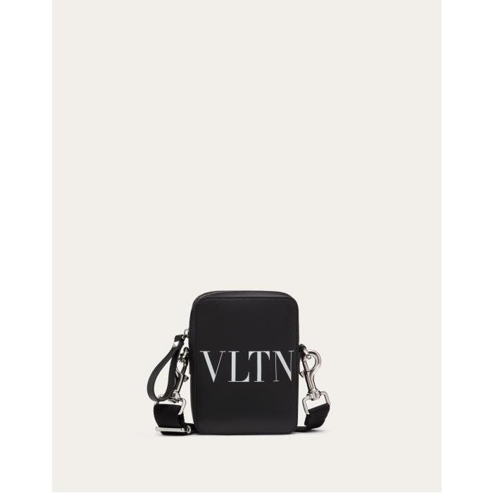 발렌티노 남성 숄더백 크로스백 Small Vltn Leather Crossbody Bag for Man in Black | Valentino GB YB0943WJW_0NI이끌라발렌티노