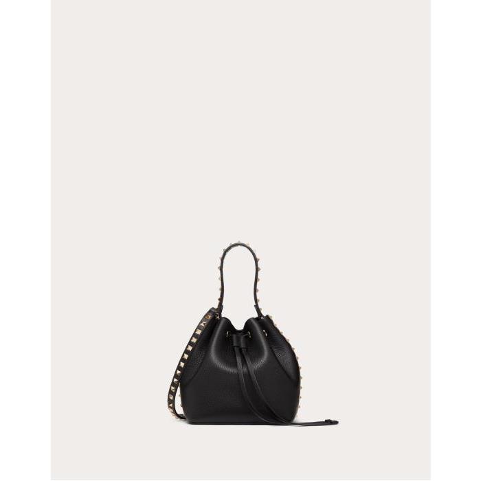발렌티노 여성 숄더백 크로스백 Rockstud Grainy Calfskin Bucket Bag for Woman in Black | Valentino GB WB0L31VSF_0NO이끌라발렌티노